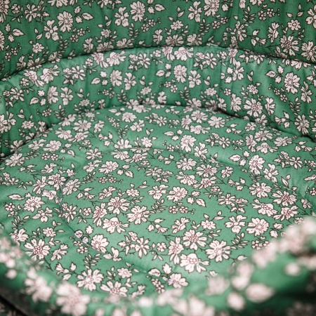 Лежанка овальная стеганая поролоновая хлопок Цветы на зеленом 42*34*18см/DONBARON